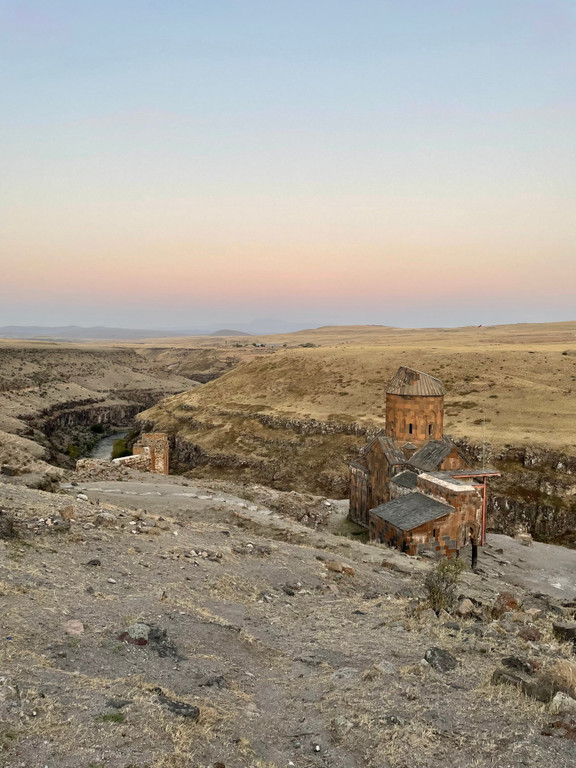 Panorama à Ani, de l’autre côté du fleuve, l’Arménie