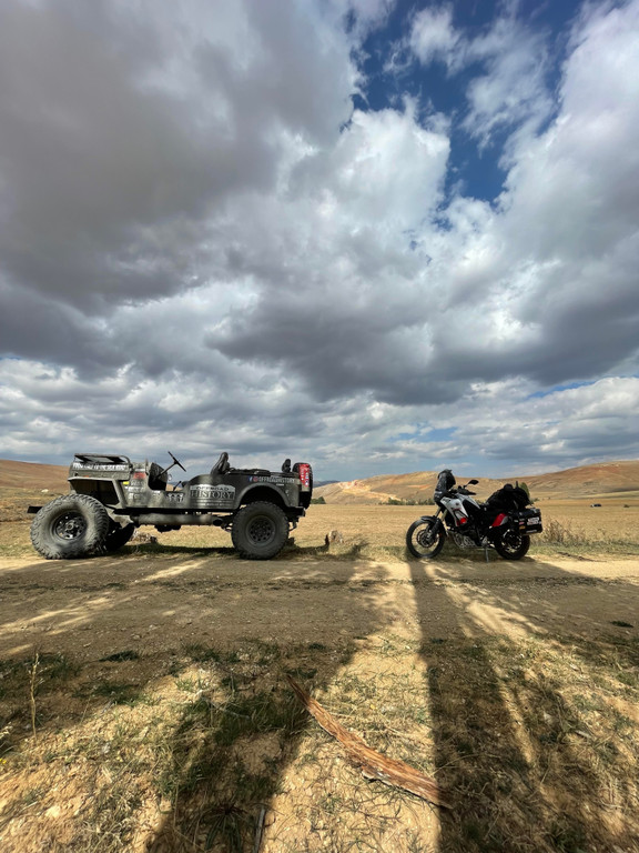 La Ténéré et la Jeep Willys