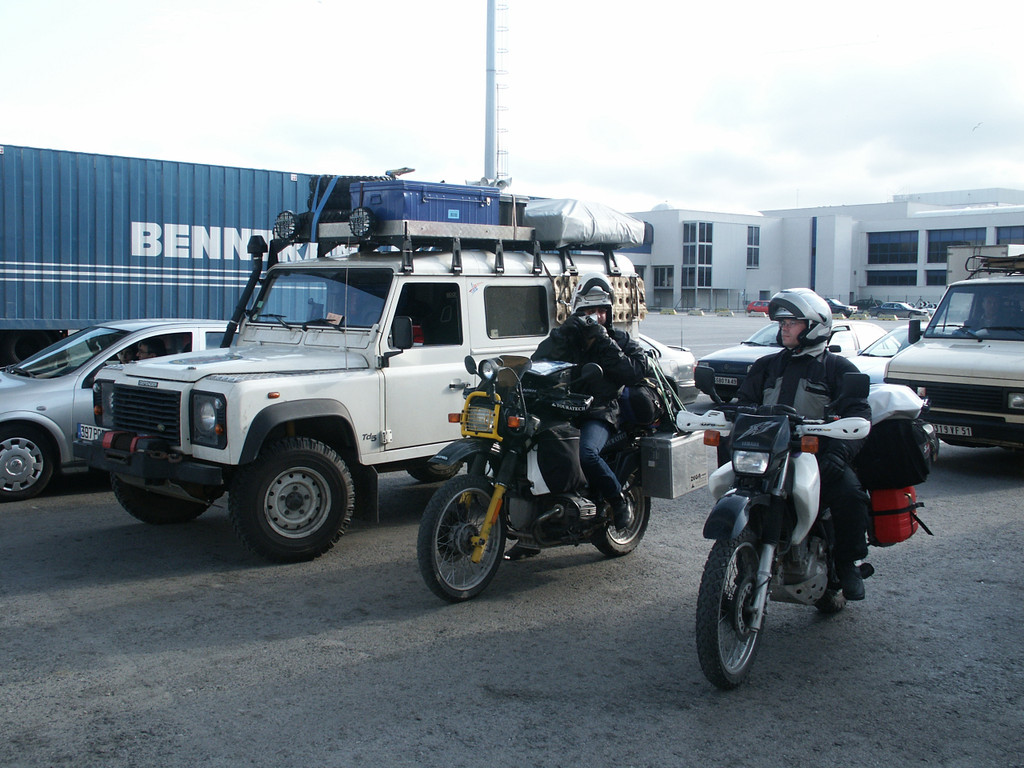 La BMW R100 GS et la Yamaha XT prêtes au départ