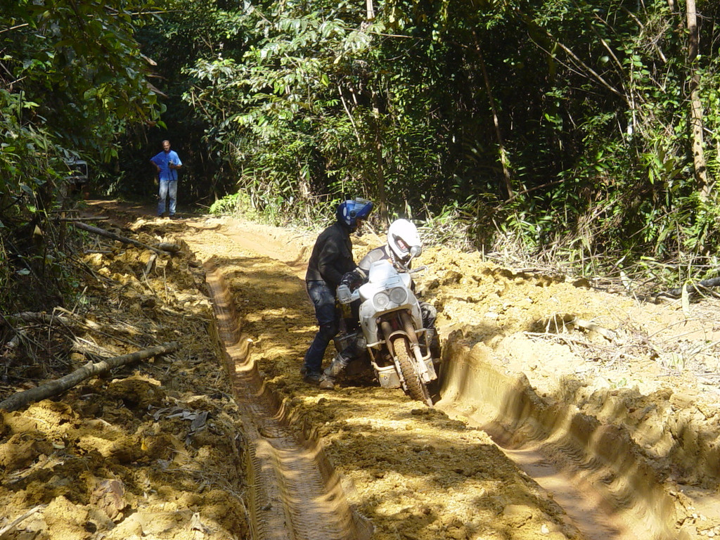 La Ténéré traverse une zone boueusevv