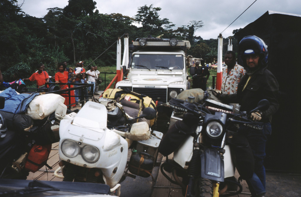 Au Gabon en 2003, ma R100 et une Yamaha Ténéré