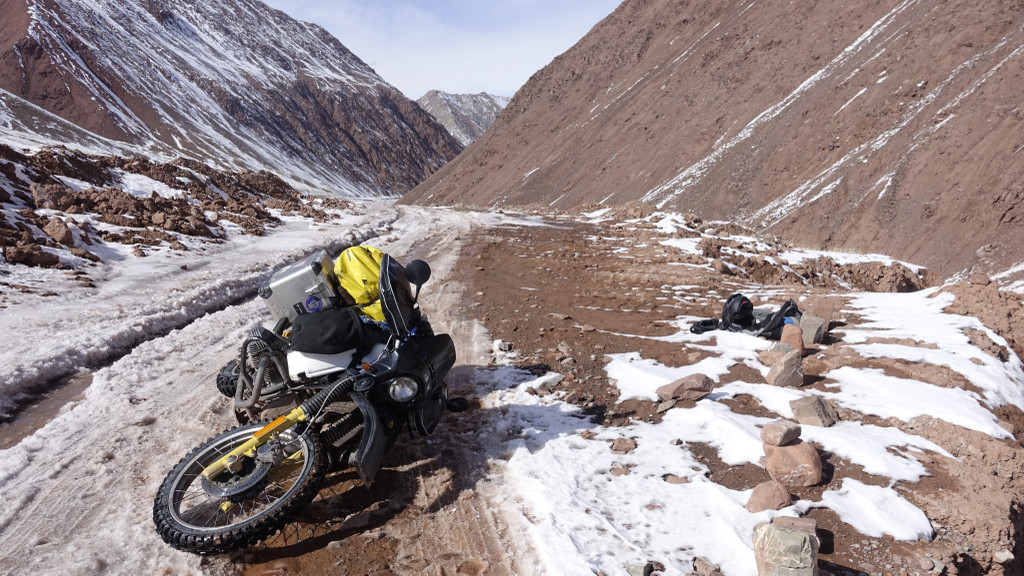 Dans le no man’s land entre le Kirghizistan et le Tadjikistan, le long de la route du Pamir