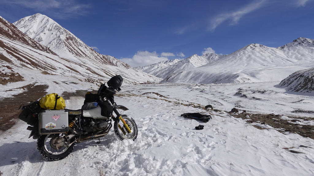 Dans le no man’s land entre le Kirghizistan et le Tadjikistan, le long de la route du Pamir