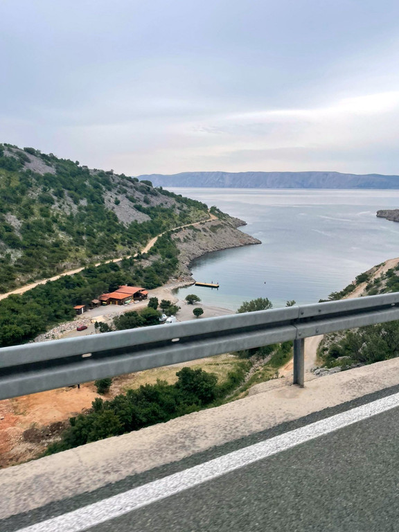 La bajada hacia Senj al final del día
