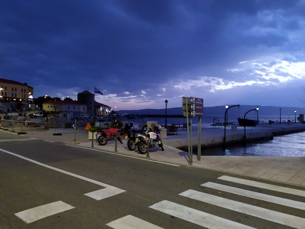 Contemplando el mar en nuestras motos