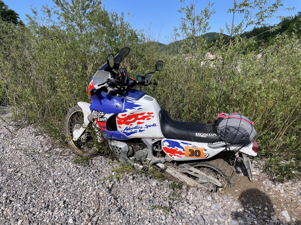 Mi Africa Twin cubierta de arena