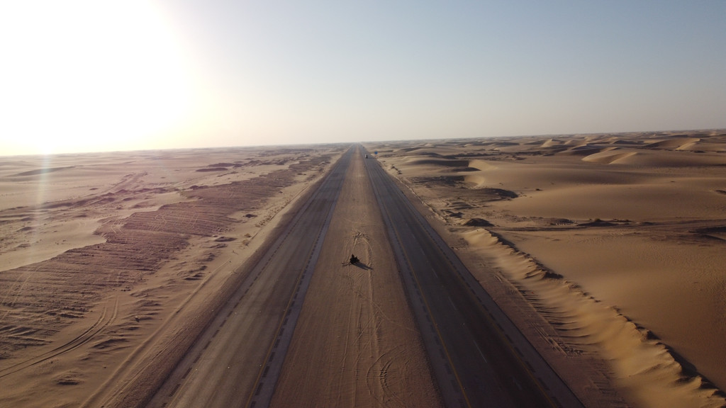 La carretera recta más larga del mundo: 270 km sin curvas recorriendo la parte norte del desierto del Empty Quarter en Arabia Saudita, desde la frontera con EAU hacia el centro del país (Batha- Haradh)